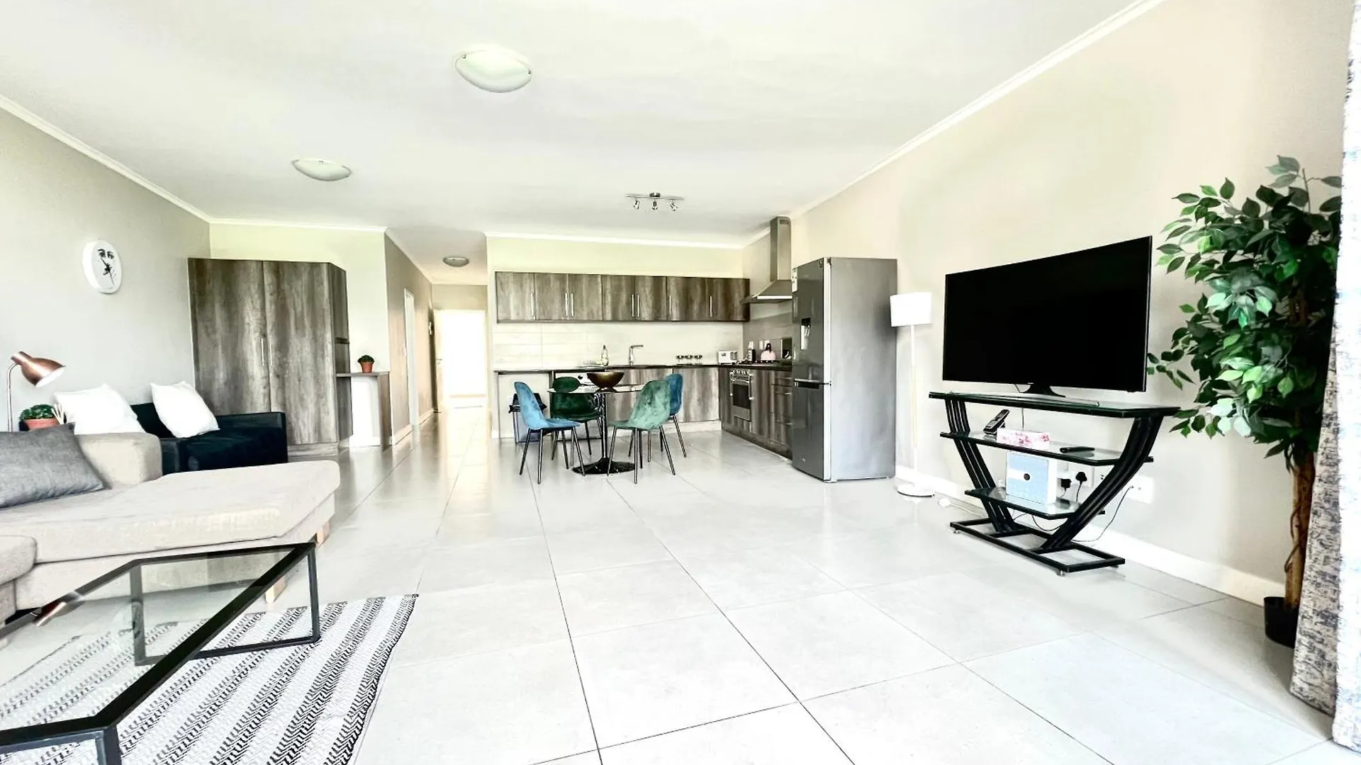 Spacious Modern 1 Bedroom Apartment Near Canal Walk Cape Town
