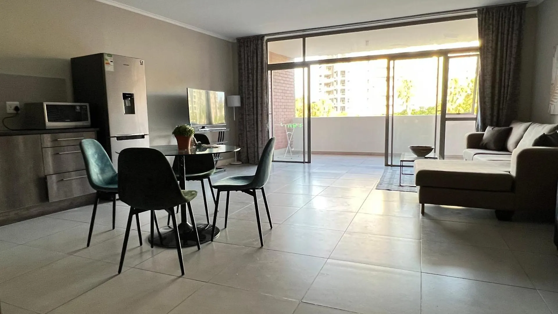 Spacious Modern 1 Bedroom Apartment Near Canal Walk Cape Town