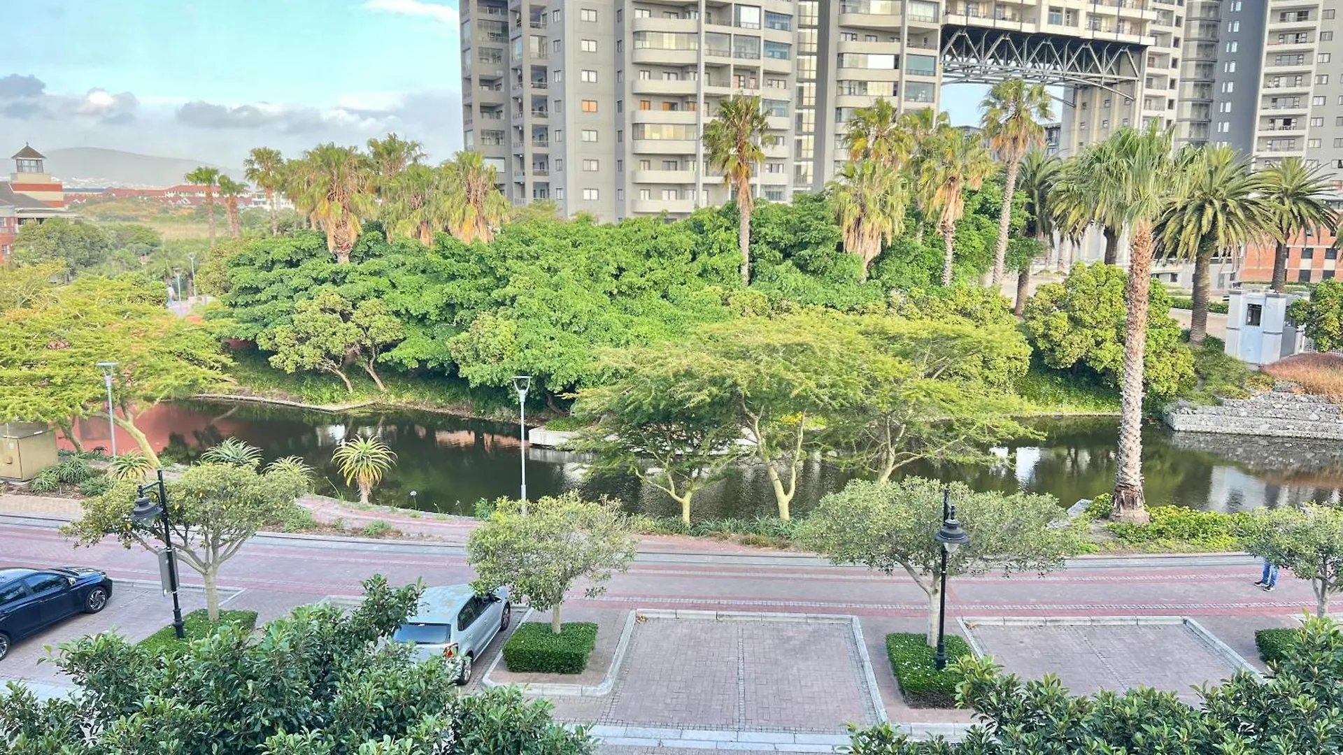 Spacious Modern 1 Bedroom Apartment Near Canal Walk Cape Town