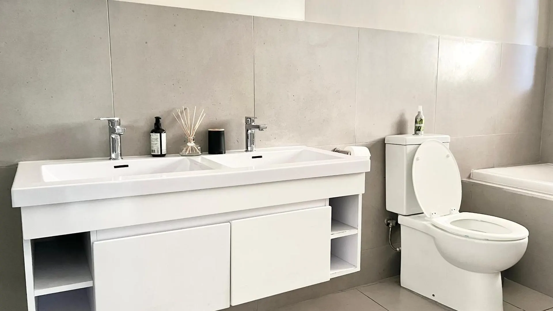 Spacious Modern 1 Bedroom Apartment Near Canal Walk Cape Town South Africa