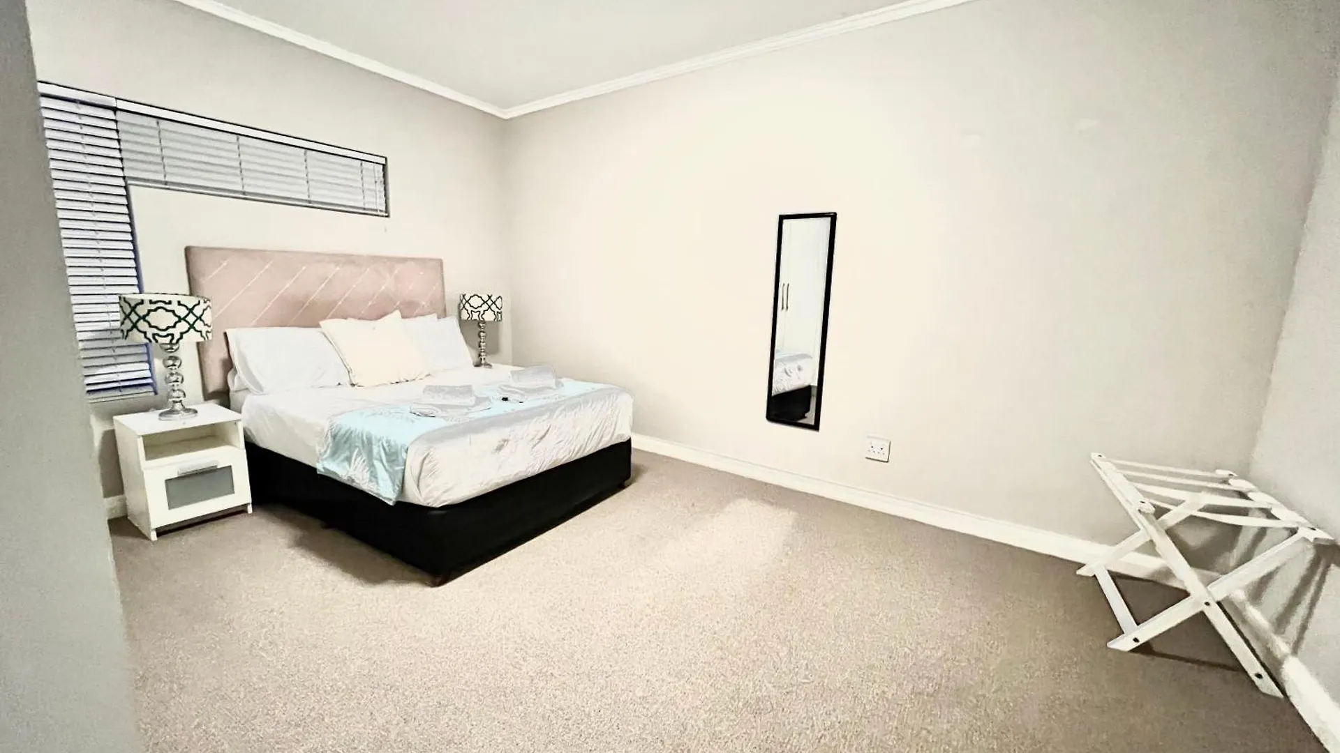 Spacious Modern 1 Bedroom Apartment Near Canal Walk Cape Town