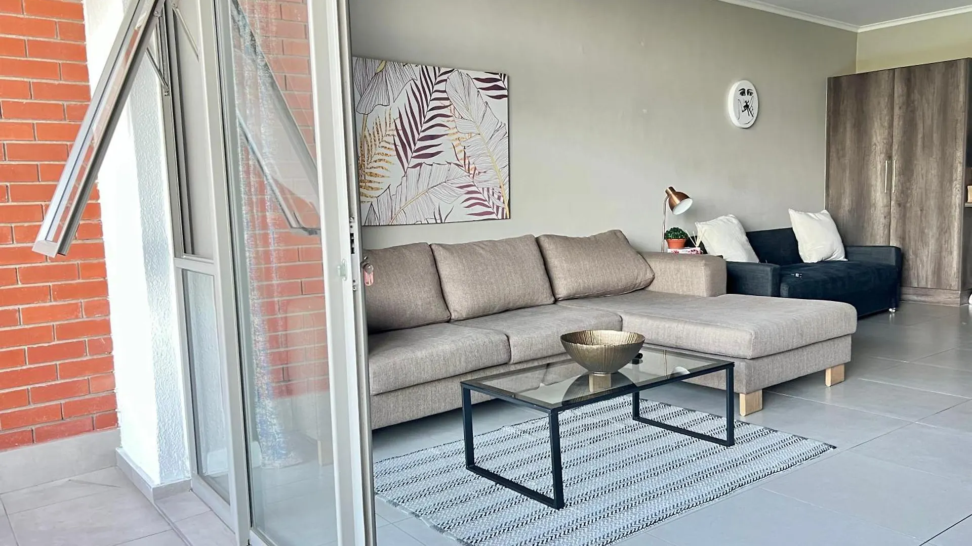Spacious Modern 1 Bedroom Apartment Near Canal Walk Cape Town